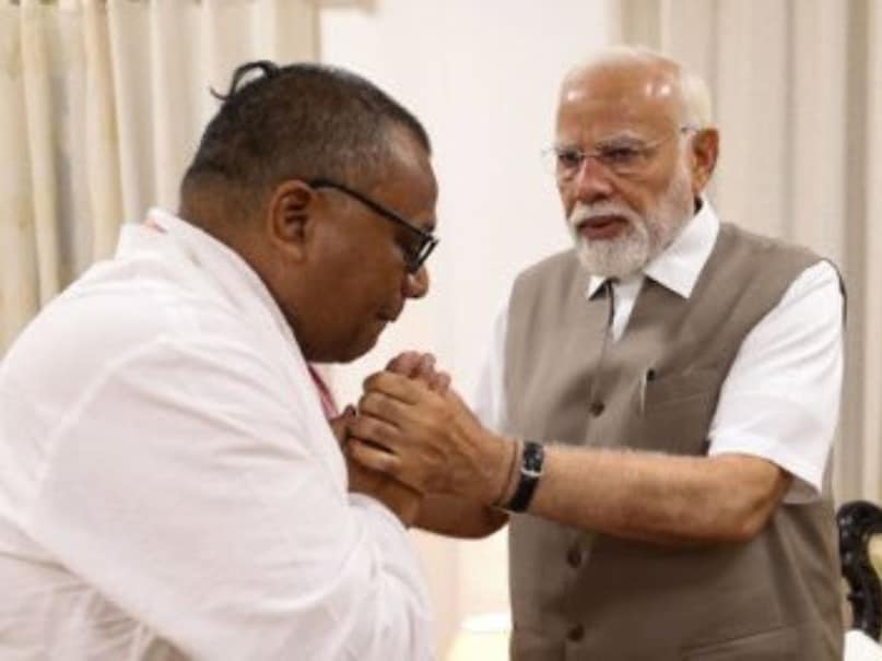 शुभम द्विवेदी के परिवार से मिले पीएम मोदी, शहीद की पत्नी से कहा- ‘ऑपरेशन सिंदूर रुका… लेकिन खत्म नहीं हुआ’ शुभम द्विवेदी के परिवार से मिले पीएम मोदी, शहीद की पत्नी से कहा- ‘ऑपरेशन सिंदूर रुका… लेकिन खत्म नहीं हुआ’