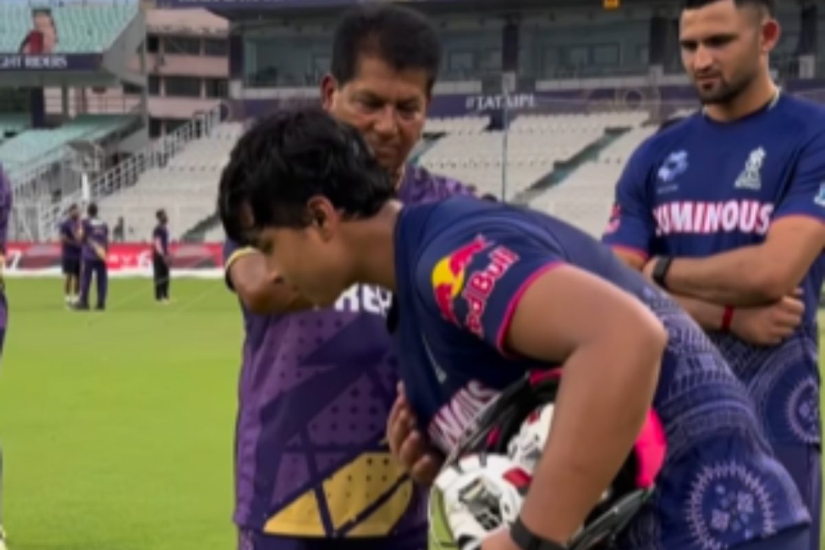 VIDEO: वैभव सूर्यवंशी ने विपक्षी कोच का पैर छूकर लिया आशीर्वाद