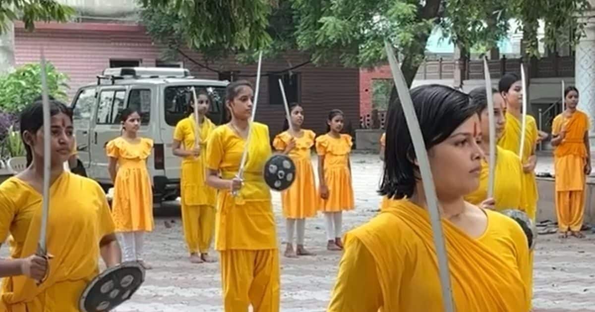 हाथों में तलवार और माथे पर तिलक… पाकिस्तान को मुंहतोड़ जवाब देने को तैयार वेद कन्याएं 