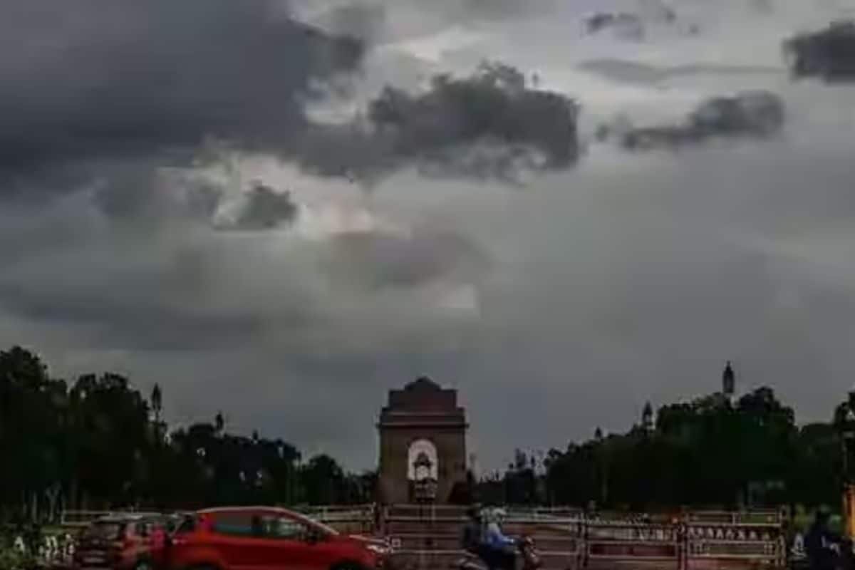 मौसम का बदला-बदला रुख आसमान में छाए बादल दिन का तापमान गिरा