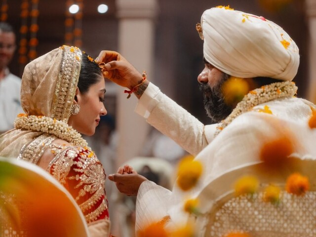 'सिंदूर प्यार के लिए, जंग के लिए नहीं!' वेडिंग फोटोग्राफर ने लिखी ऐसी बात! 'सिंदूर प्यार के लिए, जंग के लिए नहीं!' वेडिंग फोटोग्राफर ने लिखी ऐसी बात!