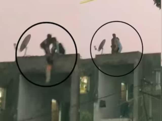 लड़ाई से तंग आई मां ने बच्चे को छत से लटकाया, देखते ही मचा हड़कंप! Video viral लड़ाई से तंग आई मां ने बच्चे को छत से लटकाया, देखते ही मचा हड़कंप! Video viral