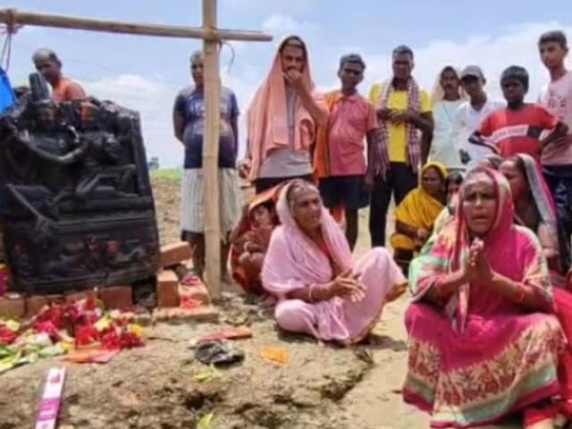 तालाब की हो रही थी खुदाई तभी मिली उमाशंकर की दुर्लभ मूर्ति, हैरत में पड़े लोग तालाब की हो रही थी खुदाई तभी मिली उमाशंकर की दुर्लभ मूर्ति, हैरत में पड़े लोग