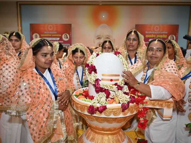 100 दुल्हन, एक दूल्हे: एक अनोखी शादी यहाँ, पाँच हजार लोग देखने आए थे 100 दुल्हन, एक दूल्हे: एक अनोखी शादी यहाँ, पाँच हजार लोग देखने आए थे