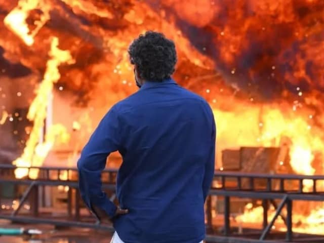 देश का सबसे महंगा डायरेक्टर, जिसके छूते ही बॉक्स ऑफिस पर सुपरहिट हो जाती है फिल्म, 1 मूवी की फीस है 200 करोड़ देश का सबसे महंगा डायरेक्टर, जिसके छूते ही बॉक्स ऑफिस पर सुपरहिट हो जाती है फिल्म, 1 मूवी की फीस है 200 करोड़