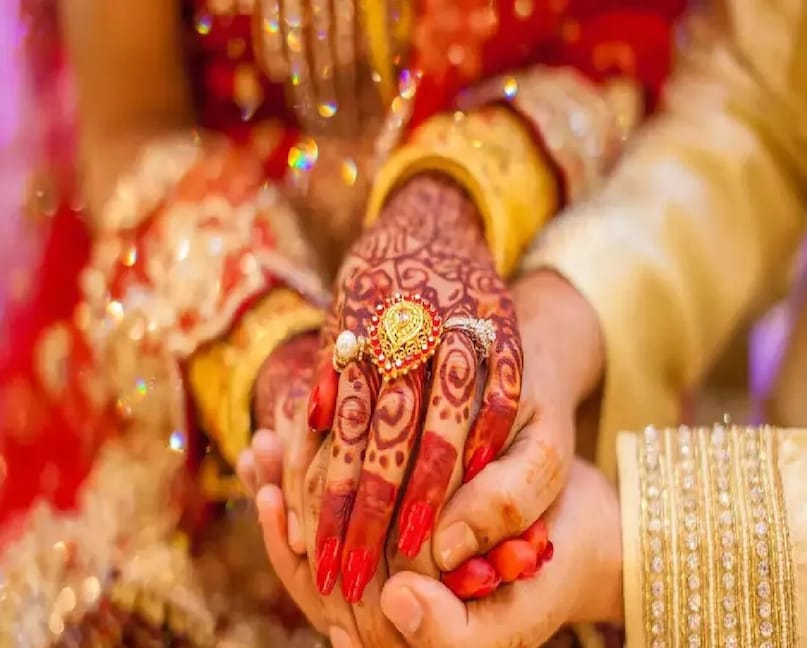 इसका एक कारण यह है कि इस गांव में ज्यादातर पुरुष या तो विवाहित हैं या लड़कियों के रिश्तेदार हैं. स्वाभाविक रूप से, रिश्तेदार विवाह नहीं कर सकते, जिसकी वजह से इन लड़कियों की शादी में रुकावट आ रही है. (प्रतिनिधि छवि: एआई जनरेटेड) इसका एक कारण यह है कि इस गांव में ज्यादातर पुरुष या तो विवाहित हैं या लड़कियों के रिश्तेदार हैं. स्वाभाविक रूप से, रिश्तेदार विवाह नहीं कर सकते, जिसकी वजह से इन लड़कियों की शादी में रुकावट आ रही है. (प्रतिनिधि छवि: एआई जनरेटेड)
