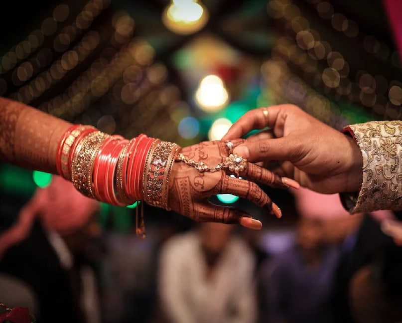 लेकिन समस्या यहीं खत्म नहीं होती. इसका कारण गहरा है और थोड़ा आश्चर्यजनक भी. वजह जानने के बाद आप भी हैरान हो जाएंगे और मामला समझ जाएंगे कि अच्छे घर-परिवेश से होने के बावजूद इस गांव में लड़कियों की शादी क्यों नहीं होती. (प्रतिनिधि छवि: एआई जनरेटेड) लेकिन समस्या यहीं खत्म नहीं होती. इसका कारण गहरा है और थोड़ा आश्चर्यजनक भी. वजह जानने के बाद आप भी हैरान हो जाएंगे और मामला समझ जाएंगे कि अच्छे घर-परिवेश से होने के बावजूद इस गांव में लड़कियों की शादी क्यों नहीं होती. (प्रतिनिधि छवि: एआई जनरेटेड)