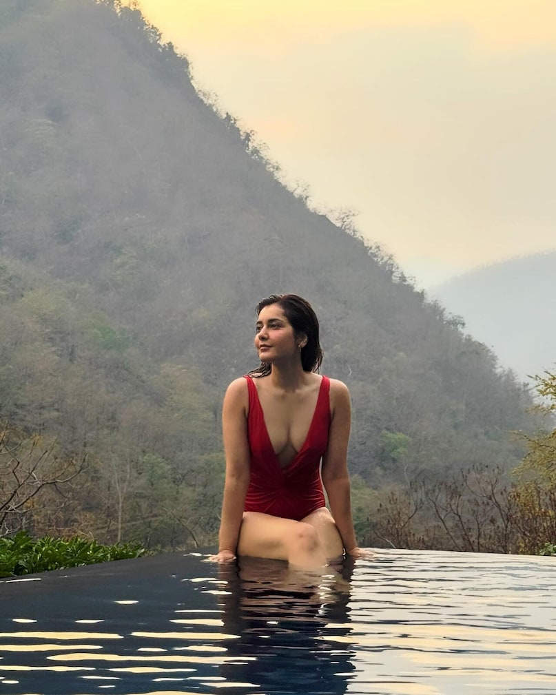 The actress is Raashi Khanna. She has acted in a few films in South Indian cinema and has gained the attention of fans. The actress is Raashi Khanna. She has acted in a few films in South Indian cinema and has gained the attention of fans.