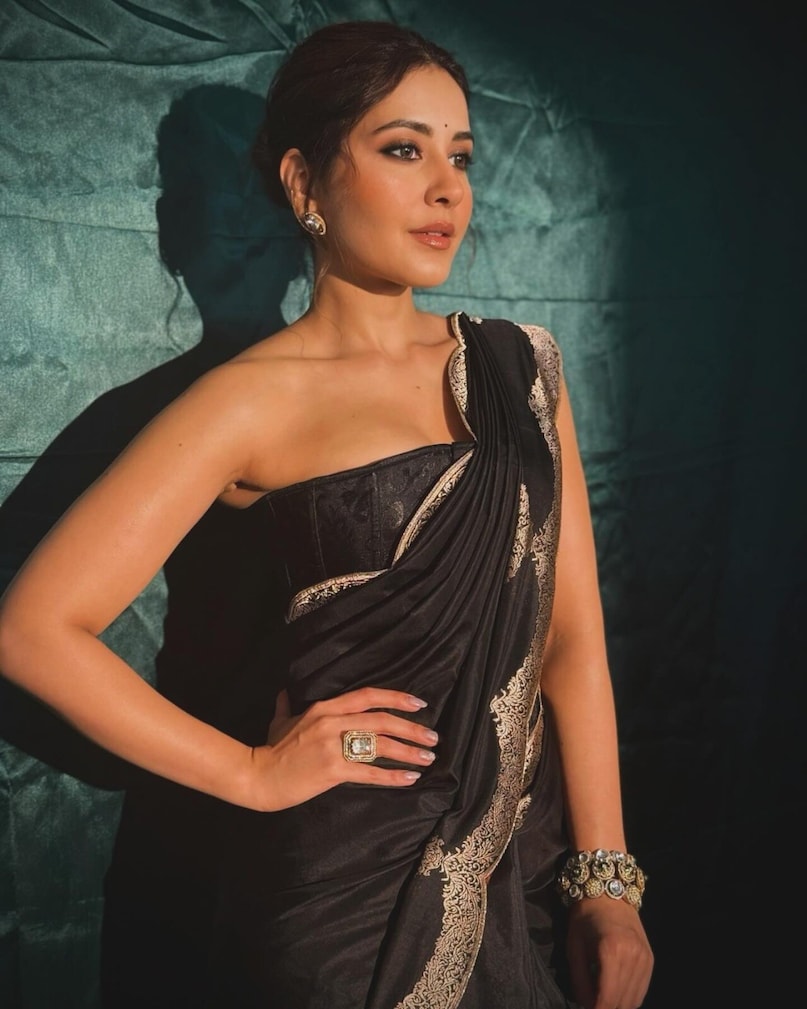 Raashi Khanna, who worked as a writer in an advertising agency, gained attention for her role in the film Madras Cafe, which also starred John Abraham. Raashi Khanna, who worked as a writer in an advertising agency, gained attention for her role in the film Madras Cafe, which also starred John Abraham.