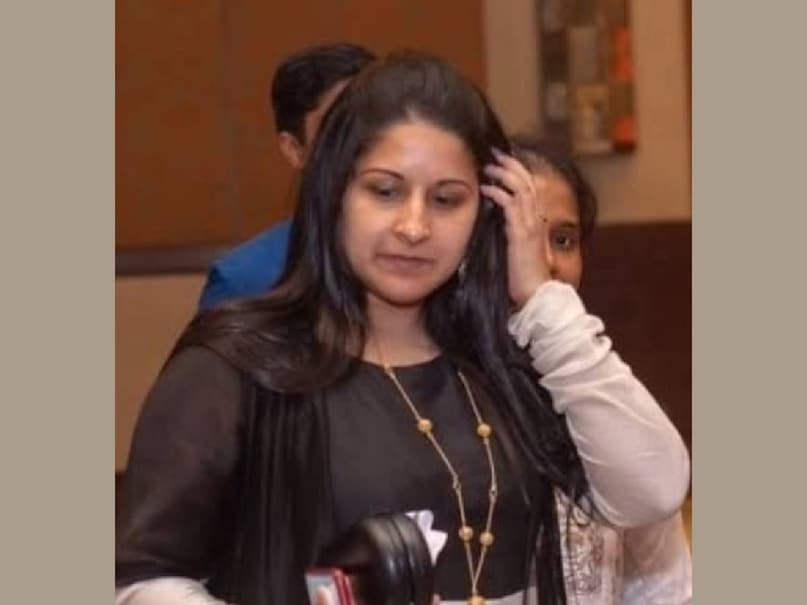 പൊതുവേ മാധ്യമങ്ങളുടെ ഇടയിലേക്ക് ഇറങ്ങിച്ചെല്ലുന്ന പ്രകൃതക്കാരിയുമല്ല അവർ. മിതഭാഷിയാണ്. വിജയ് വിജയ് പ്രവേശം നേടിയ വേളയിലും സ്വന്തം പാർട്ടി രൂപീകരിച്ച രൂപീകരിച്ച വേളയിലും കയ്യടിക്കാൻ പോലും കണ്ടില്ല. എന്നാൽ, തൃഷയുടെ തൃഷയുടെ വിജയ് യാത്ര പോയതിന്റെയും സെൽഫി സെൽഫി എടുത്തതിന്റെയും തെളിവുകൾ സോഷ്യൽ മീഡിയയിൽ തലങ്ങും വിലങ്ങും പ്രചരിച്ചു. ഒരിക്കൽ ഒരിക്കൽ പോസ്റ്റ് ചെയ്ത സെൽഫി ചിത്രത്തിലെ ഷൂ വിജയുടേതാണ് വിജയുടേതാണ് എന്ന് പോലും പലരും സമർത്ഥിച്ചു. എങ്കിൽ, കേൾക്കുന്നതിൽ കഴമ്പുണ്ടോ? ജയന്തി കണ്ണപ്പൻ അതേക്കുറിച്ച് വ്യക്തമാക്കുന്നു 