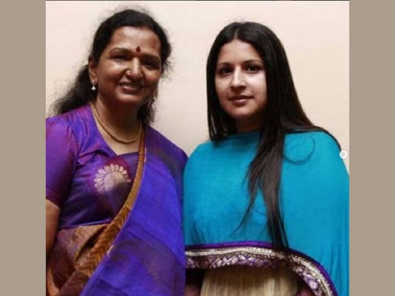 വളരെ വർഷങ്ങളായി വിജയ് അമ്മ അമ്മ പരിചയമുണ്ട്. സംഗീത വീട്ടിലെ ഒരു കാര്യത്തിലും ഇടപെടാത്ത സ്ത്രീയാണ്. വളരെ ഒതുങ്ങിയ സ്വഭാവമാണ് അവർക്ക്. ഒരു പ്രശസ്ത നടന്റെ ഭാര്യ എങ്ങനെയാവണം, അങ്ങനെയാണ് സംഗീത. സംസാരിക്കുന്നതും, മറ്റുള്ളവർക്ക് കൊടുക്കുന്നതിലും കൊടുക്കുന്നതിലും സംഗീത വളരെ മികച്ച പെരുമാറ്റം. മകളുടെ പഠനത്തിനായി സംഗീത വിദേശരാജ്യത്താണ്. വിജയ്, സംഗീത വിവാഹം മുതിർന്നവർ ആലോചിച്ചുറപ്പിക്കുകയായിരുന്നു