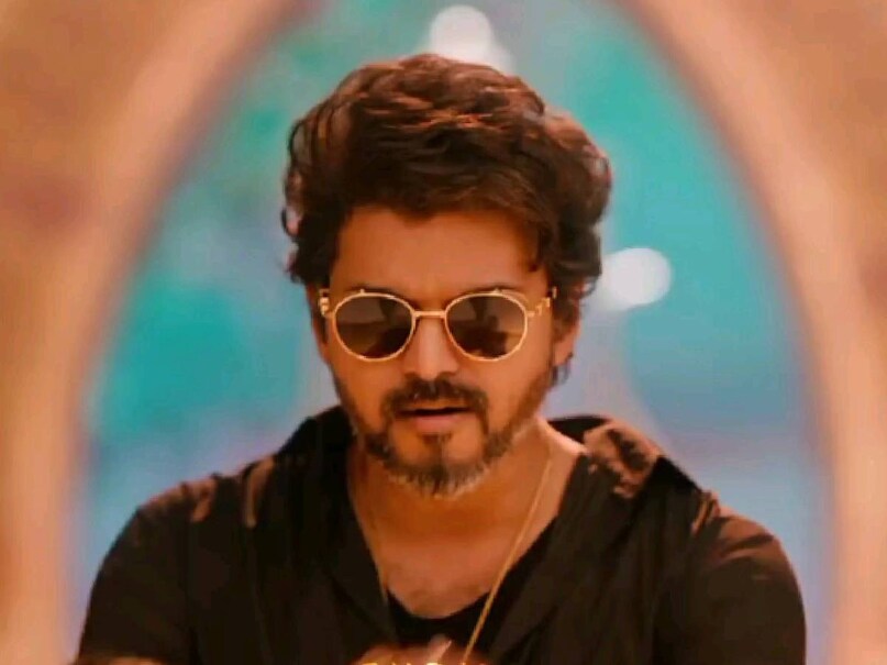വിജയ് മാതാപിതാക്കൾ മാതാപിതാക്കൾ രണ്ടുപേരും കലാകുടുംബത്തിലെ അംഗങ്ങളാണ്. പിരിഞ്ഞു പോകുന്ന ദമ്പതികളെ പോലെയല്ല വിജയ് ഭാര്യയും. വിജയ് അത്തരക്കാരനല്ല. ഭാര്യയെയും മക്കളെയും ഉപേക്ഷിക്കുന്ന കൂട്ടത്തിലല്ല വിജയ്. അങ്ങനെയൊരു ആളല്ല അദ്ദേഹം. പുറത്തുവരുന്ന വാർത്തകളിൽ പറയുന്ന പോലത്തെ കുടുംബമല്ല അവരുടേത്. രണ്ടുപേരും പഠിച്ചവരും, ലോകം കണ്ടവരുമാണ്. എന്റെ മകന്റെ വിവാഹത്തിൽ സംഗീത വന്നിരുന്നു. അതിനു ശേഷം വിജയ് വന്നുചേർന്നു. പങ്കെടുത്തതും വളരെ വേഗം മടങ്ങി പോയി. ശേഷം രണ്ടുപേരും ഒന്നിച്ചാണ് അവരെ അനുഗ്രഹിച്ചത്. സംഗീത ഇടയ്ക്കിടെ ചെന്നൈയിൽ വരാറുണ്ട്