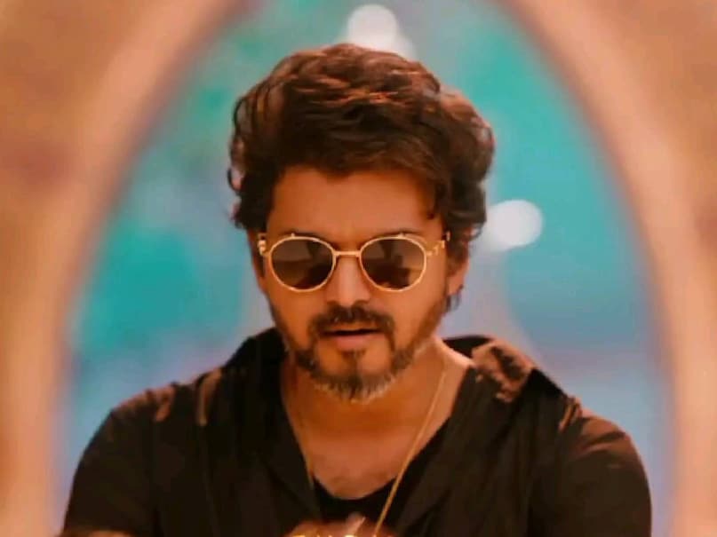 വിജയ് മാതാപിതാക്കൾ മാതാപിതാക്കൾ രണ്ടുപേരും കലാകുടുംബത്തിലെ അംഗങ്ങളാണ്. പിരിഞ്ഞു പോകുന്ന ദമ്പതികളെ പോലെയല്ല വിജയ് ഭാര്യയും. വിജയ് അത്തരക്കാരനല്ല. ഭാര്യയെയും മക്കളെയും ഉപേക്ഷിക്കുന്ന കൂട്ടത്തിലല്ല വിജയ്. അങ്ങനെയൊരു ആളല്ല അദ്ദേഹം. പുറത്തുവരുന്ന വാർത്തകളിൽ പറയുന്ന പോലത്തെ കുടുംബമല്ല അവരുടേത്. രണ്ടുപേരും പഠിച്ചവരും, ലോകം കണ്ടവരുമാണ്. എന്റെ മകന്റെ വിവാഹത്തിൽ സംഗീത വന്നിരുന്നു. അതിനു ശേഷം വിജയ് വന്നുചേർന്നു. പങ്കെടുത്തതും വളരെ വേഗം മടങ്ങി പോയി. ശേഷം രണ്ടുപേരും ഒന്നിച്ചാണ് അവരെ അനുഗ്രഹിച്ചത്. സംഗീത ഇടയ്ക്കിടെ ചെന്നൈയിൽ വരാറുണ്ട് വിജയ് മാതാപിതാക്കൾ മാതാപിതാക്കൾ രണ്ടുപേരും കലാകുടുംബത്തിലെ അംഗങ്ങളാണ്. പിരിഞ്ഞു പോകുന്ന ദമ്പതികളെ പോലെയല്ല വിജയ് ഭാര്യയും. വിജയ് അത്തരക്കാരനല്ല. ഭാര്യയെയും മക്കളെയും ഉപേക്ഷിക്കുന്ന കൂട്ടത്തിലല്ല വിജയ്. അങ്ങനെയൊരു ആളല്ല അദ്ദേഹം. പുറത്തുവരുന്ന വാർത്തകളിൽ പറയുന്ന പോലത്തെ കുടുംബമല്ല അവരുടേത്. രണ്ടുപേരും പഠിച്ചവരും, ലോകം കണ്ടവരുമാണ്. എന്റെ മകന്റെ വിവാഹത്തിൽ സംഗീത വന്നിരുന്നു. അതിനു ശേഷം വിജയ് വന്നുചേർന്നു. പങ്കെടുത്തതും വളരെ വേഗം മടങ്ങി പോയി. ശേഷം രണ്ടുപേരും ഒന്നിച്ചാണ് അവരെ അനുഗ്രഹിച്ചത്. സംഗീത ഇടയ്ക്കിടെ ചെന്നൈയിൽ വരാറുണ്ട്