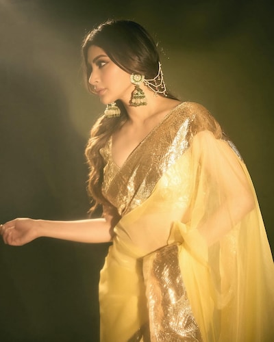 Mouni Roy new saree look । मौनी रॉय का गोल्डन ऑर्गेंजा साड़ी लुक - News18 हिंदी