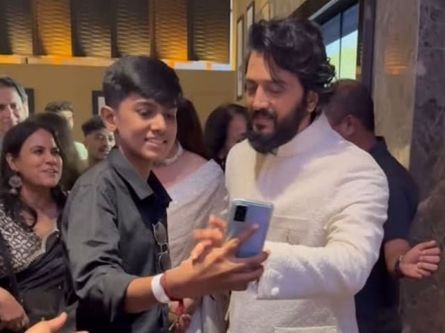 Ritesh Deshmukh did something like this with a fan, users raised class Ritesh Deshmukh did something like this with a fan, users raised class