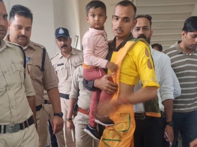 आधे शरीर पर पेंट-शर्ट और आधे पर साड़ी, कोर्ट पहुंचा शख्‍स, हैरान कर देगी वजह