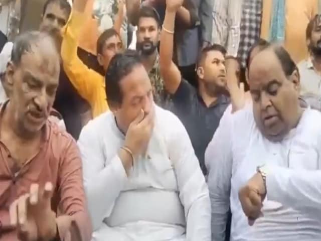 पहले चुप, अब हंगामा! MLA ने महिला अफसर पर खोला मोर्चा, 22 दिन बाद हंगामा देख चौंक गए लोग पहले चुप, अब हंगामा! MLA ने महिला अफसर पर खोला मोर्चा, 22 दिन बाद हंगामा देख चौंक गए लोग