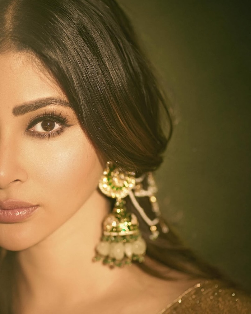 Mouni Roy, Mouni Roy Sari Look, Mouni Roy Saree Look, Baeli by Anu Saree, Golden Organja Sari, Mouni Roy Latest Photo, Celebrity Saree Style, Party Look Sari