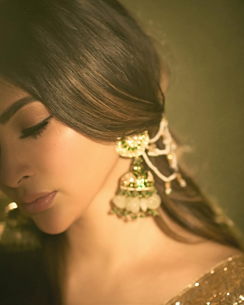 Mouni Roy, Mouni Roy Sari Look, Mouni Roy Saree Look, Baeli by Anu Saree, Golden Organja Sari, Mouni Roy Latest Photo, Celebrity Saree Style, Party Look Sari