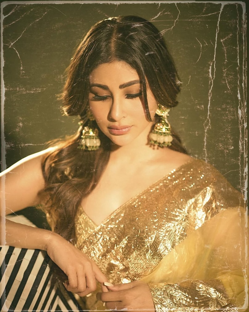 Mouni Roy, Mouni Roy Sari Look, Mouni Roy Saree Look, Baeli by Anu Saree, Golden Organja Sari, Mouni Roy Latest Photo Mouni Roy, Mouni Roy Sari Look, Mouni Roy Saree Look, Baeli by Anu Saree, Golden Organja Sari, Mouni Roy Latest Photo