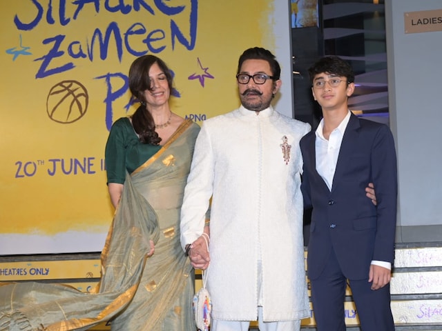 Sitaare Zameen Par Review Live: Aamir saw GF Gauri with 'Stars on the ground' Sitaare Zameen Par Review Live: Aamir saw GF Gauri with 'Stars on the ground'