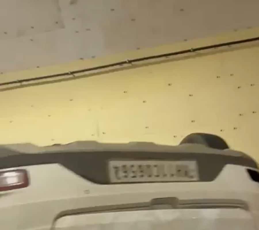 झमाझम बारिश में ड्राइवर ने कर दी बड़ी गलती, कार का हुआ ये हाल