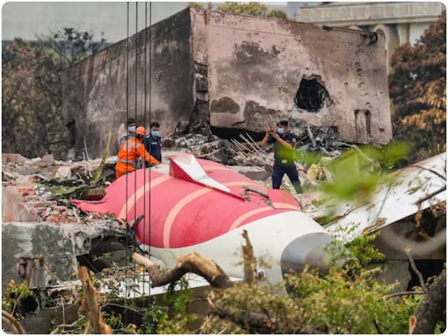 Mayday नहीं, प्लेन क्रैश से पहले आखिरी लम्हों में ये 2 शब्द बोलते हैं पायलट Mayday नहीं, प्लेन क्रैश से पहले आखिरी लम्हों में ये 2 शब्द बोलते हैं पायलट