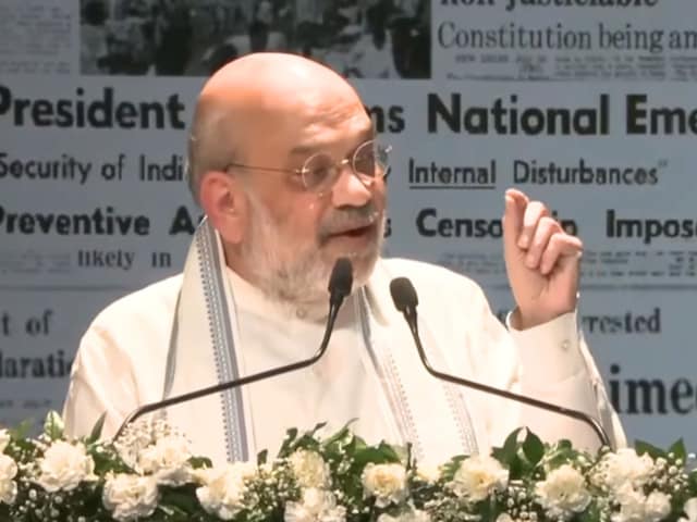 राजमाता सिंधिया को 4 पागलों के बीच जेल में रखा...शाह ने दिलाई इमरजेंसी की याद राजमाता सिंधिया को 4 पागलों के बीच जेल में रखा...शाह ने दिलाई इमरजेंसी की याद