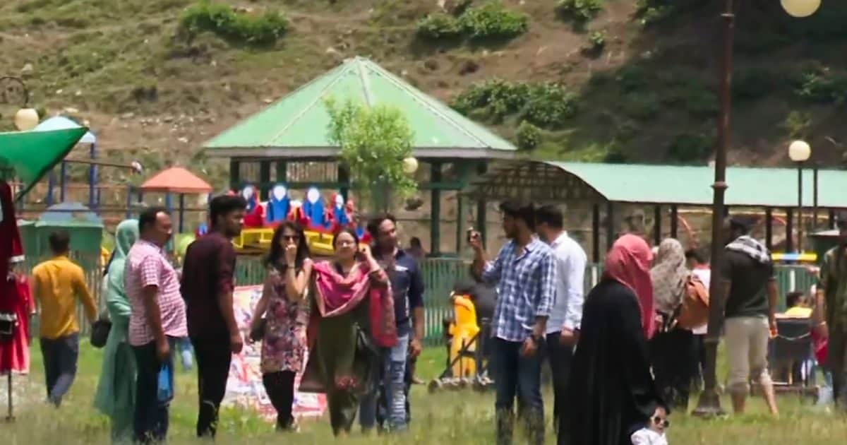 पहलगाम अटैक के बाद बंद हुए पार्कों में बहार लौटी, घाटी में फिर लौटे सैलानी, बच्चों की हंसी से गूंजे डल के किनारे