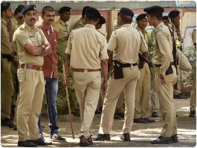 1 मोबाइल, 2 सिम, 15 वोटर ID. पुलिस की गिरफ्त में 'ऑपरेशन घोस्ट सिम' का किंगपिन 1 मोबाइल, 2 सिम, 15 वोटर ID. पुलिस की गिरफ्त में 'ऑपरेशन घोस्ट सिम' का किंगपिन