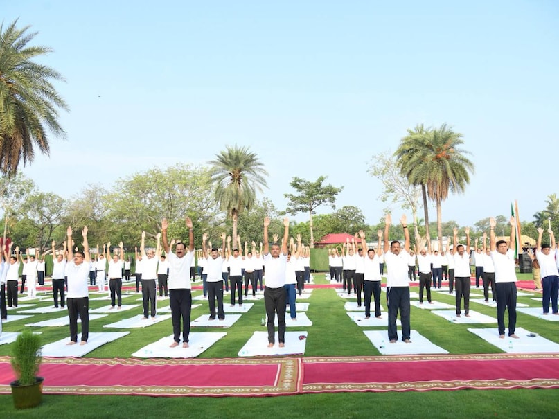 अंतर्राष्ट्रीय योग दिवस का आयोजन विभिन फ्रंटियर मुख्यालय, सेक्टर मुख्यालय, बटालियन मुख्यालय, प्रशिक्षण केंद्र और सीमा चौकियों सहित सभी बीएसएफ स्थानों पर भी किया गया. अंतर्राष्ट्रीय योग दिवस का आयोजन विभिन फ्रंटियर मुख्यालय, सेक्टर मुख्यालय, बटालियन मुख्यालय, प्रशिक्षण केंद्र और सीमा चौकियों सहित सभी बीएसएफ स्थानों पर भी किया गया.