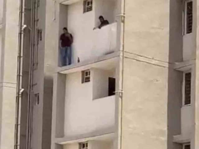 पुलिस को देख बालकनी पर चढ़ा बदमाश, शुरू किया सोशल मीडिया पर लाइव प्रसारण फिर पुलिस को देख बालकनी पर चढ़ा बदमाश, शुरू किया सोशल मीडिया पर लाइव प्रसारण फिर