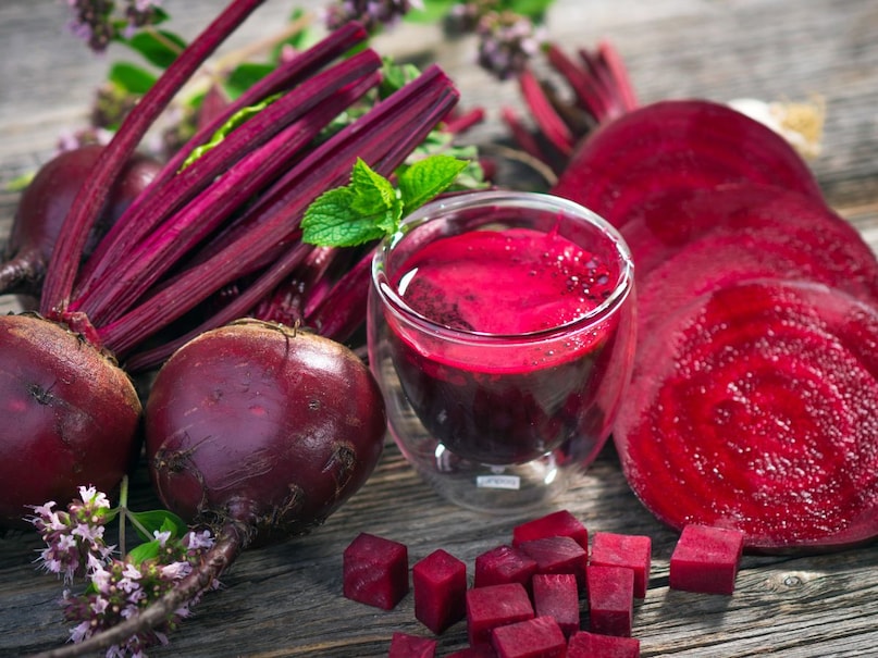Drinking beet juice can help reduce uric acid. Beetroot is considered very beneficial for health. (Image-canva)