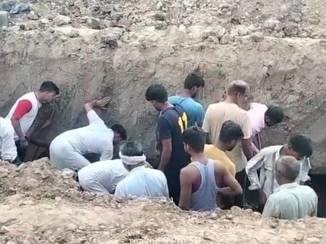 भरतपुर में गहली में जल योजना बनाई गई थी, घातक दुर्घटना ... 6 मजदूर मिट्टी के नीचे दफन! भरतपुर में गहली में जल योजना बनाई गई थी, घातक दुर्घटना ... 6 मजदूर मिट्टी के नीचे दफन!
