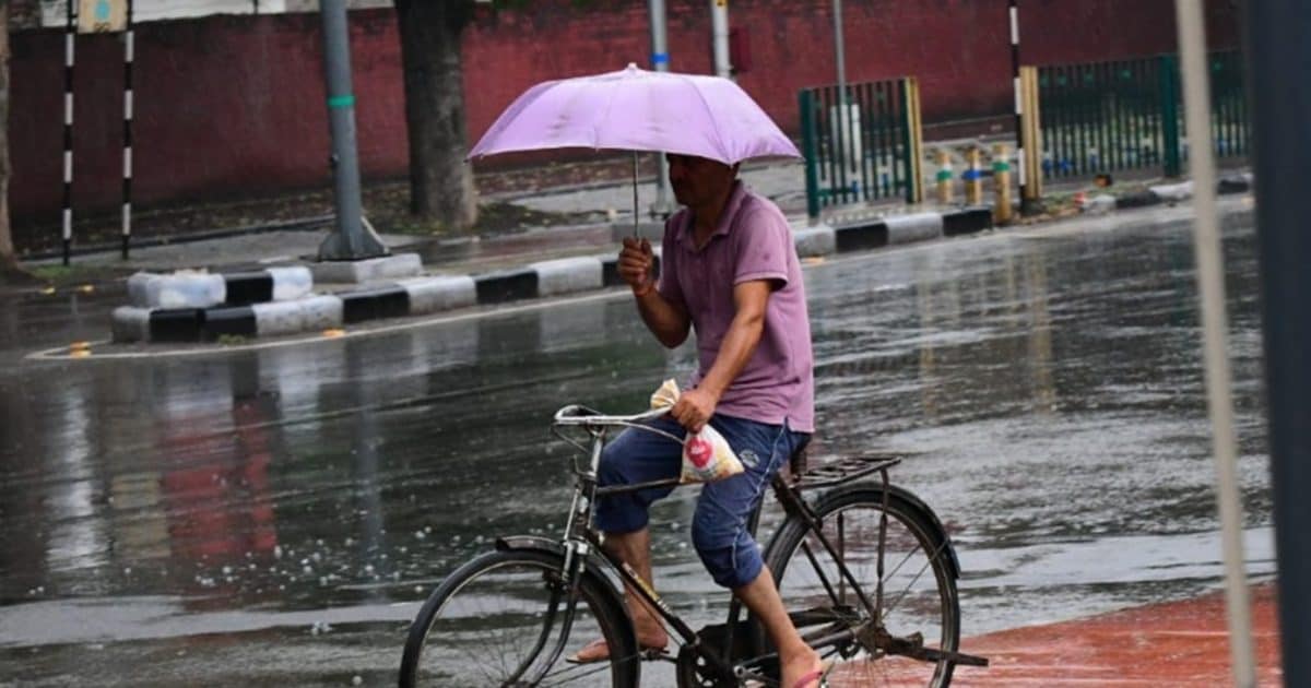UP Ka Mausam: यूपी में बदला मौसम, इस जिले में शुरू हुई बारिश, गर्मी से मिली राहत, जानिए ताजा अपडेट