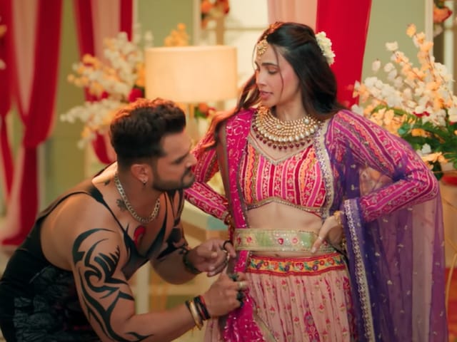 Salman's heroine is romancing Khesari Lal, trending on number 1