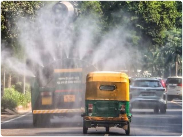 धमाके के साथ जली कार, लोगों ने भागकर बचाई जान; परमाणु टोल बैरियर पर मचा हड़कंप धमाके के साथ जली कार, लोगों ने भागकर बचाई जान; परमाणु टोल बैरियर पर मचा हड़कंप
