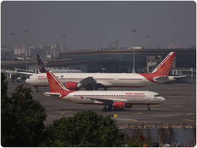 खराब मौसम ने बिगाड़ी दिल्ली के IGI एयरपोर्ट की सेहत, 14 फ्लाइट्स डायवर्ट खराब मौसम ने बिगाड़ी दिल्ली के IGI एयरपोर्ट की सेहत, 14 फ्लाइट्स डायवर्ट