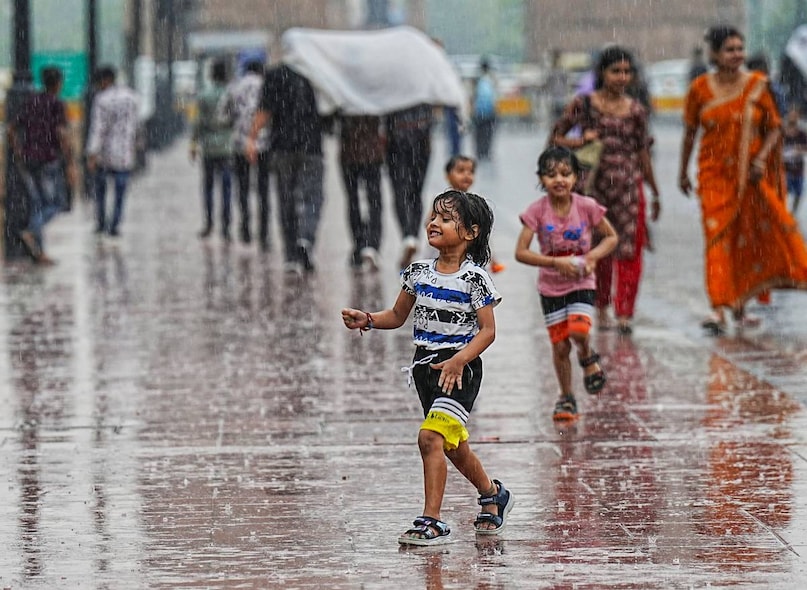 delhi weather, delhi rain today, delhi rain news, delhi rain heat relief, delhi mein barish ka photo, दिल्ली में बारिश हो रही है या नहीं, दिल्ली में बारिश का मौसम, दिल्ली मौसम अपडेट, दिल्ली में कल मौसम कैसा रहेगा, दिल्ली वेदर न्यूज़, News about मौसम, News about दिल्ली