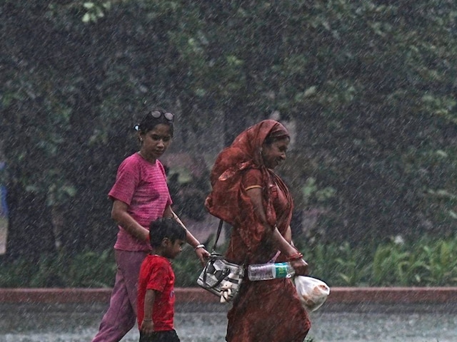 मानसून की बढ़ी रफ्तार, झारखंड से राजस्थान तक बारिश का कहर, जानें दिल्ली का हाल मानसून की बढ़ी रफ्तार, झारखंड से राजस्थान तक बारिश का कहर, जानें दिल्ली का हाल