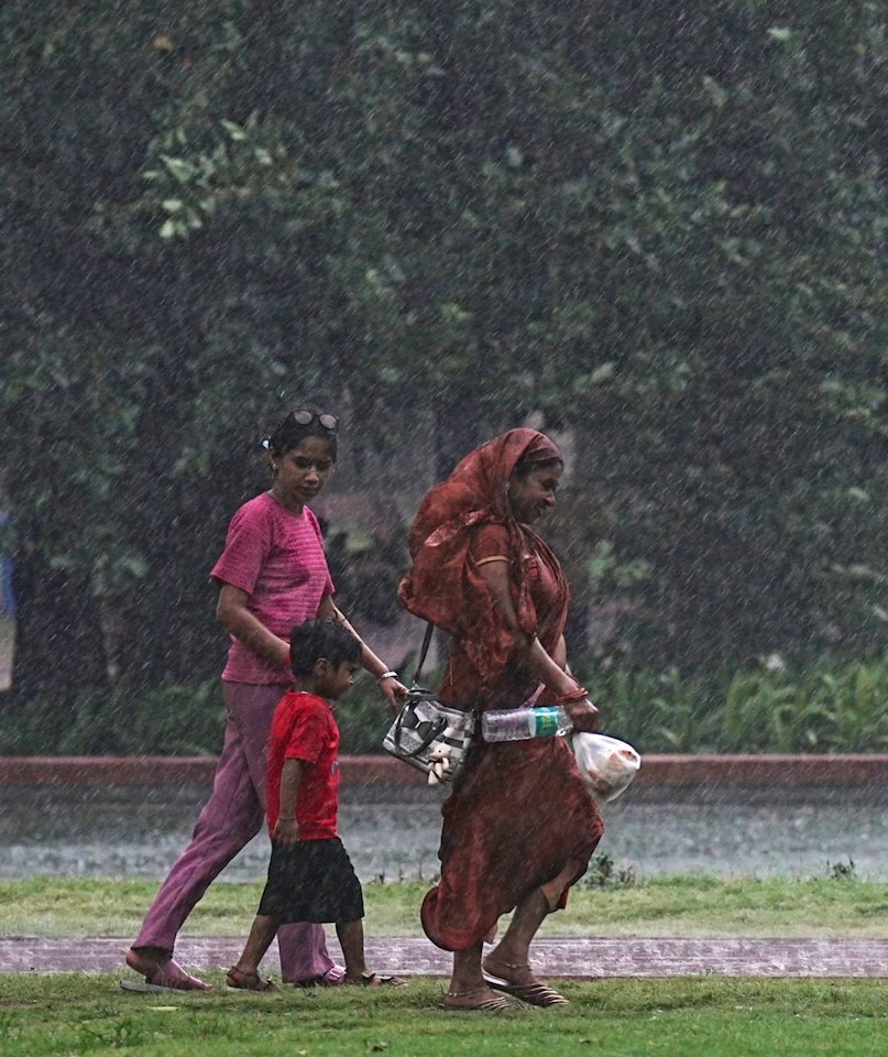 delhi weather, delhi rain today, delhi rain news, delhi rain heat relief, delhi mein barish ka photo, दिल्ली में बारिश हो रही है या नहीं, दिल्ली में बारिश का मौसम, दिल्ली मौसम अपडेट, दिल्ली में कल मौसम कैसा रहेगा, दिल्ली वेदर न्यूज़, News about मौसम, News about दिल्ली