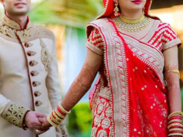 मंडप में बैठी थी दुल्‍हन, दूल्‍हा भी फेरों को था तैयार, तभी आ धमके दरोगा जी