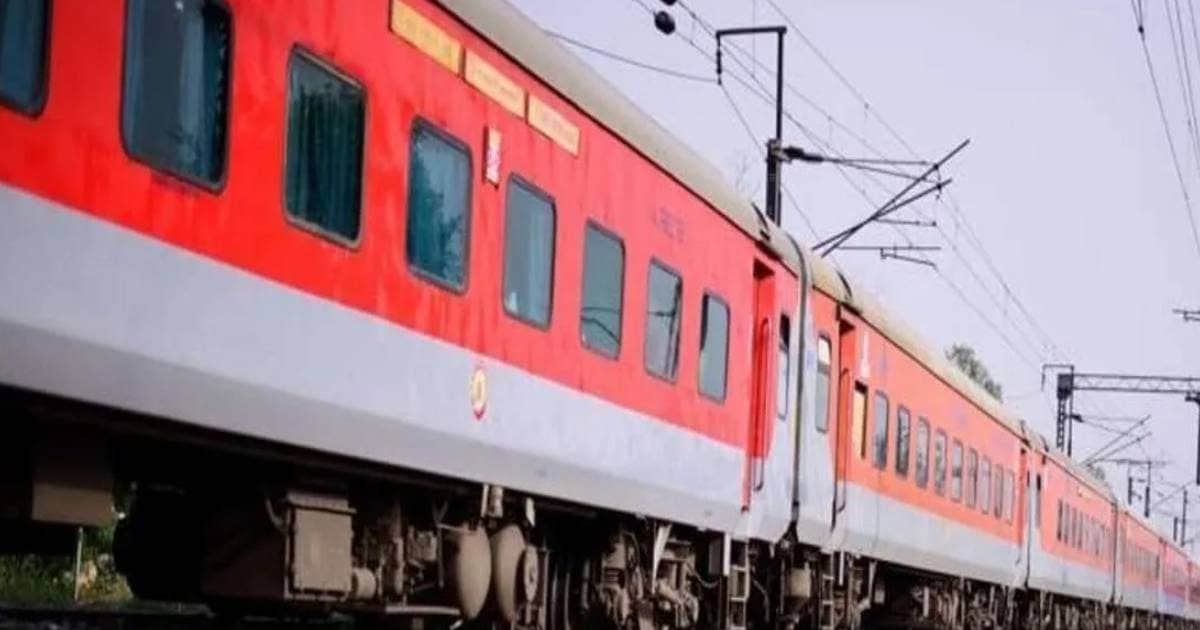 राजधानी एक्सप्रेस में सूटकेस लेकर बैठी थी महिला, उतर गई स्टेशन से पहले, GRP ने ली तलाशी, मची भागमभाग – woman travelling in Rajdhani Express with two men Surprisingly gets down before Ghaziabad Railway station grp got stunned to find 32 kg Ganja
