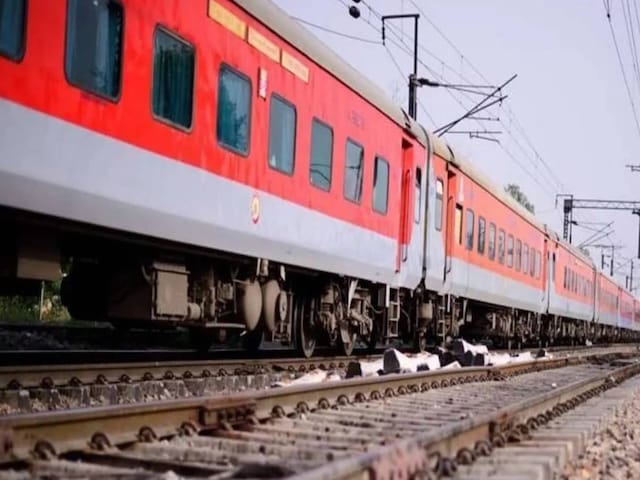 राजधानी एक्सप्रेस में सूटकेस लेकर बैठी थी महिला, GRP ने ली तलाशी, मची भागमभाग राजधानी एक्सप्रेस में सूटकेस लेकर बैठी थी महिला, GRP ने ली तलाशी, मची भागमभाग