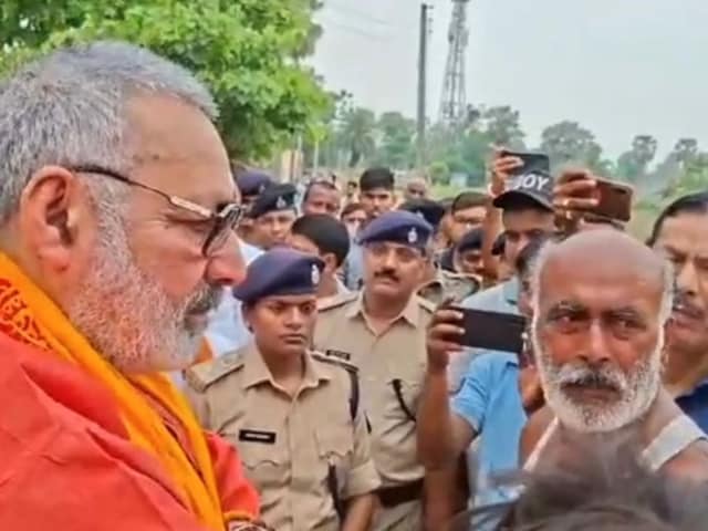 ऐसे थाना प्रभारी को डूबकर मर जाना चाहिये...पुलिसवालों पर बरसे गिरिराज सिंह