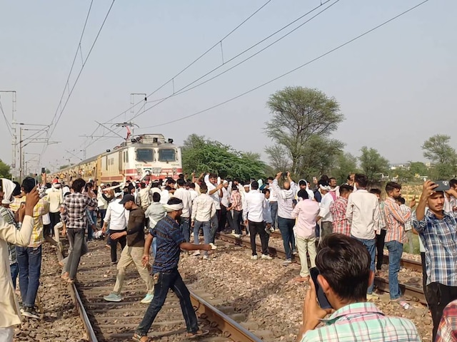  आग ठंडी हुई है बुझी नहीं, कब भड़क जाए क्या पता?