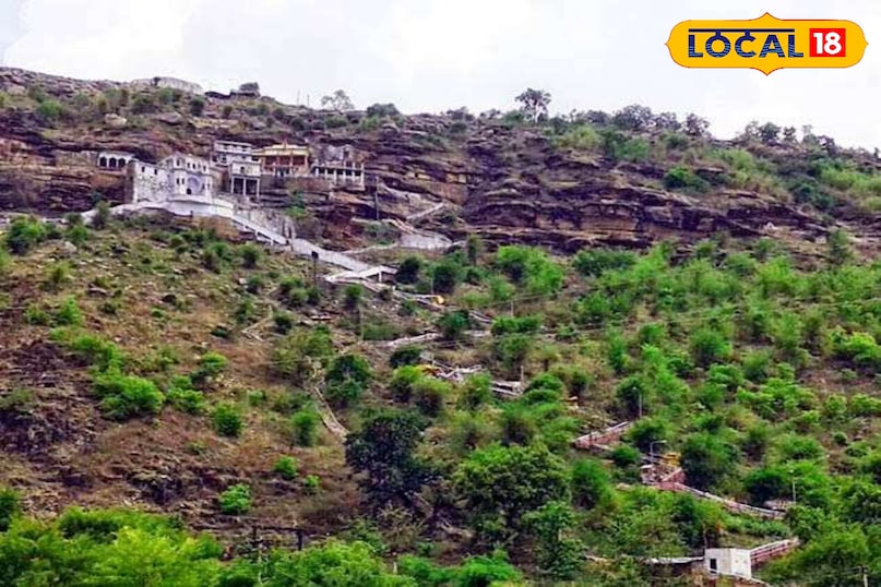चित्रकूट का हनुमान धारा आस्था की दृष्टि से एक खास स्थान है. यह वही स्थान है जहां हनुमान जी की पूंछ में लगी आग ठंडी हुई थी और आज भी उनकी पूंछ पर जल की धारा गिरती रहती है. गर्मी के समय में ऊंचे पहाड़ पर बने इस मंदिर में जाना आनंददायक होता है.और यहां आने के बाद आप ऊंची पहाड़ियों से सुंदर-सुंदर तस्वीर अपने कमरे में कैद कर सकते हैं. बता दे की हनुमान धारा की पहाड़ियों से जल का स्रोत भी निकलता रहता है जो पहाड़ियों में ठंडक का आनंद दिलाता है चित्रकूट का हनुमान धारा आस्था की दृष्टि से एक खास स्थान है. यह वही स्थान है जहां हनुमान जी की पूंछ में लगी आग ठंडी हुई थी और आज भी उनकी पूंछ पर जल की धारा गिरती रहती है. गर्मी के समय में ऊंचे पहाड़ पर बने इस मंदिर में जाना आनंददायक होता है.और यहां आने के बाद आप ऊंची पहाड़ियों से सुंदर-सुंदर तस्वीर अपने कमरे में कैद कर सकते हैं. बता दे की हनुमान धारा की पहाड़ियों से जल का स्रोत भी निकलता रहता है जो पहाड़ियों में ठंडक का आनंद दिलाता है