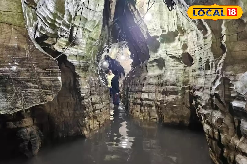 The secret Godavari of Dharma Nagari Chitrakoot is also a wonderful place, where people take tickets from the ticket counter and enjoy in the water inside the cave. This experience is even more fun in summer because walking in the cold water of the cave gives coolness. During the summer season you can visit Gupta Godavari. This place is about 20 km from Karvi railway station. After coming here, you will forget the heat.