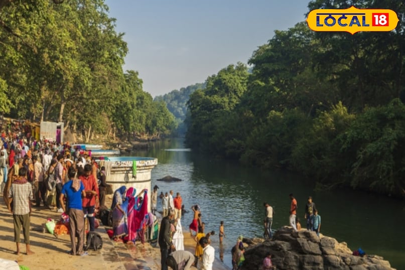 धर्म नगरी चित्रकूट में एक स्थान सती अनसूईया के नाम से जाना जाता है. बता दे की यह वही स्थान है जहां माता सती अनुसूईया ने अपने तप से मंदाकिनी नदी का उद्गम किया था. गर्मी के मौसम में यहां भी पर्यटक ज्यादा संख्या में आते हैं. और मंदाकिनी नदी के उद्गम होने वाली जगह में स्नान कर वहां पानी में मौजूद मछलियों को दाना भी खिलते हैं.