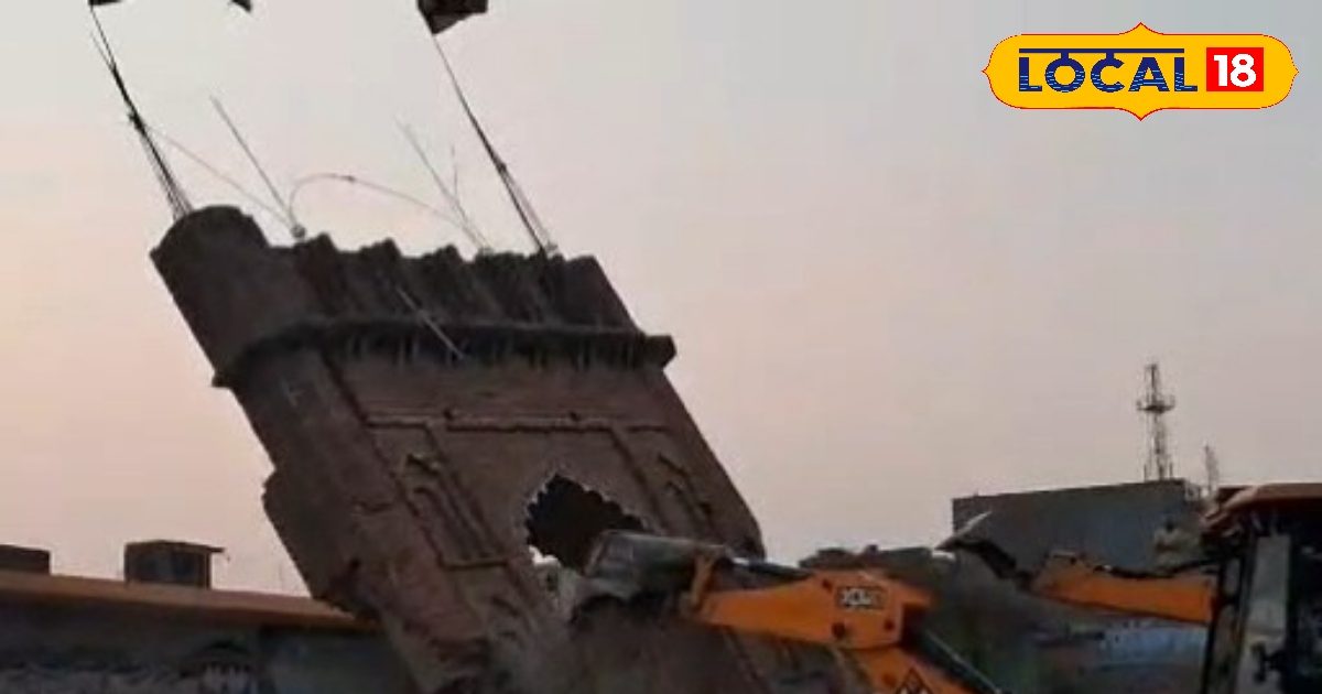 Rampur News : कागज का ऐसा टुकड़ा मिला, खुद जेसीबी बुलाकर अपने हाथों से मिट्टी में मिलाया 75 साल पुराना मदरसा